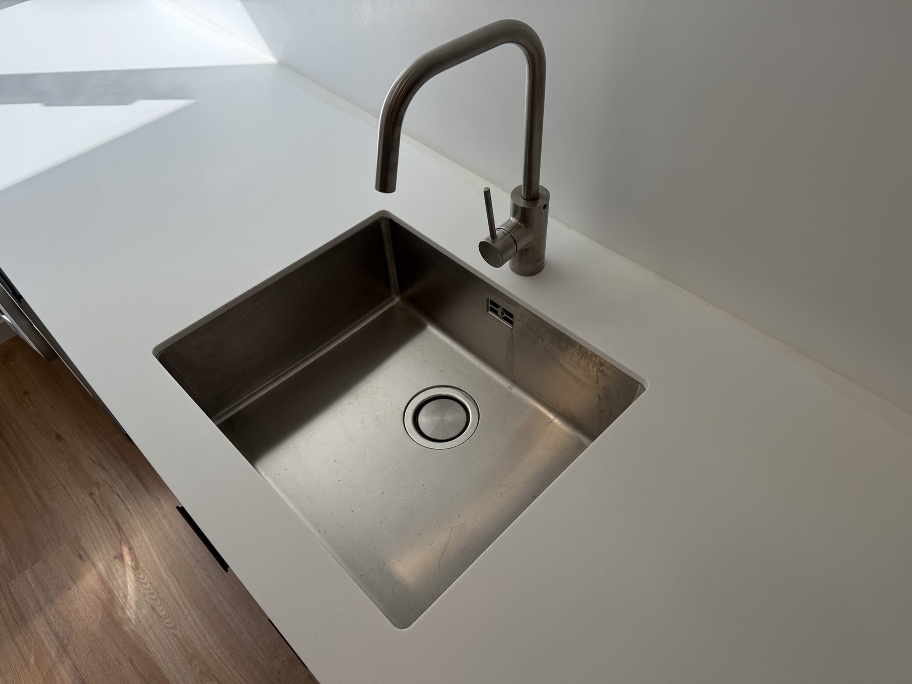 Detalhe de lava-loiça integrado em bancada Inovacril
