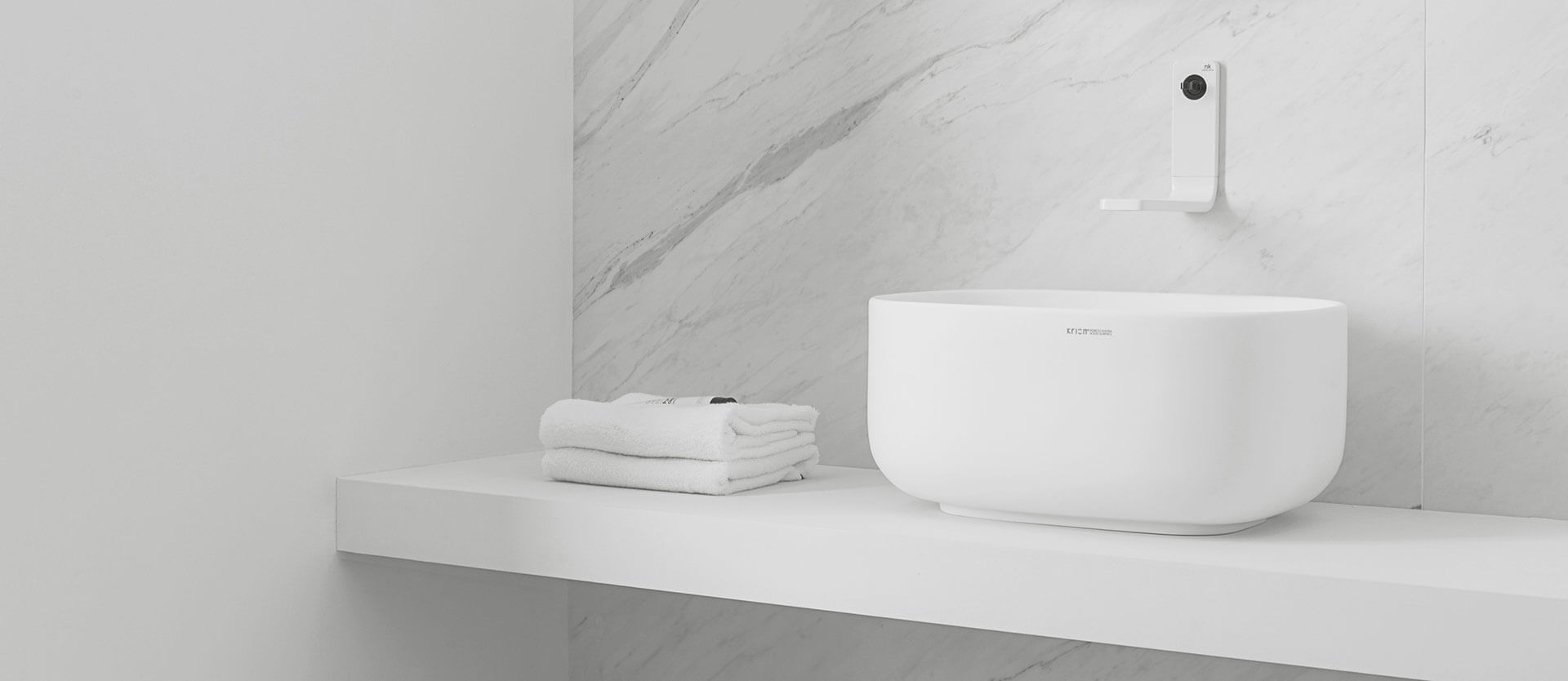 Lavatório integrado em Krion® — peça única com bancada