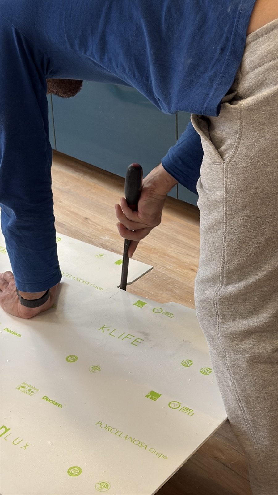 Técnico da Inovacril a trabalhar uma placa de superfície sólida Krion® com a película de proteção Porcelanosa ainda colocada